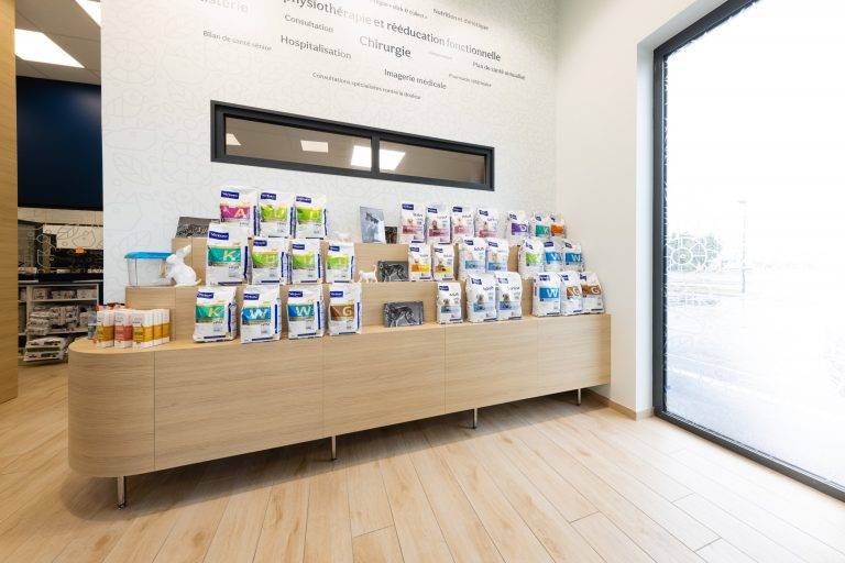 clinique-veterinaire-presentoir-nutrition-escalier