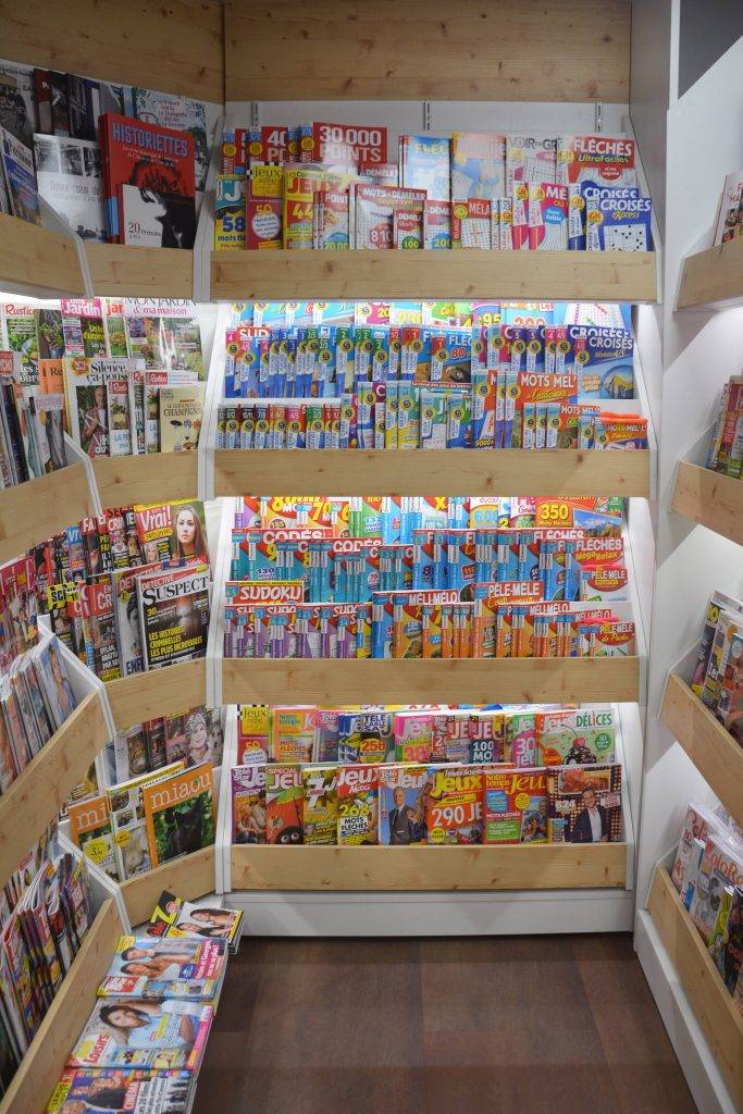 bureau-tabac-presentoir-presse