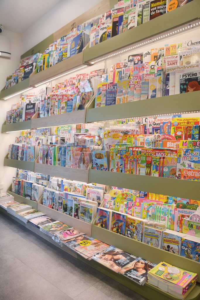 bureau-tabac-presentoir-presse