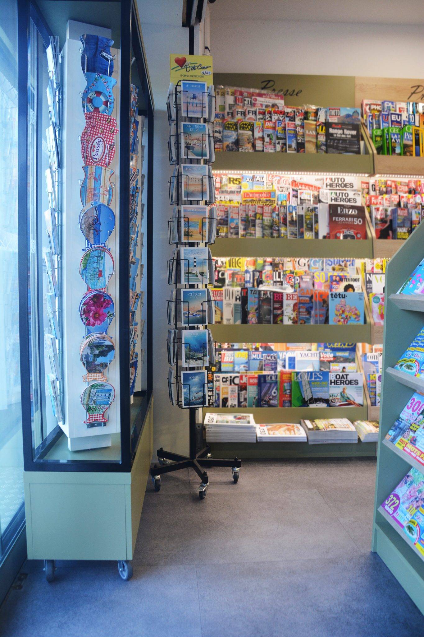 bureau-tabac-presentoir-presse-carte-postale