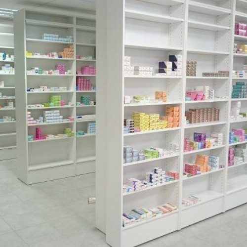 Espace de rangements ouverts, agencement pharmacie
